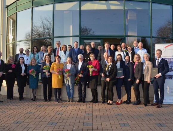 Pierwsi absolwenci kierunku Biznes i zarządzanie w AKSiM