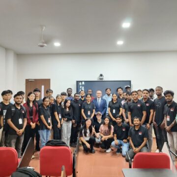 Z wykładami w RK University w Radżkocie, stan Gudżarat, Indie….  