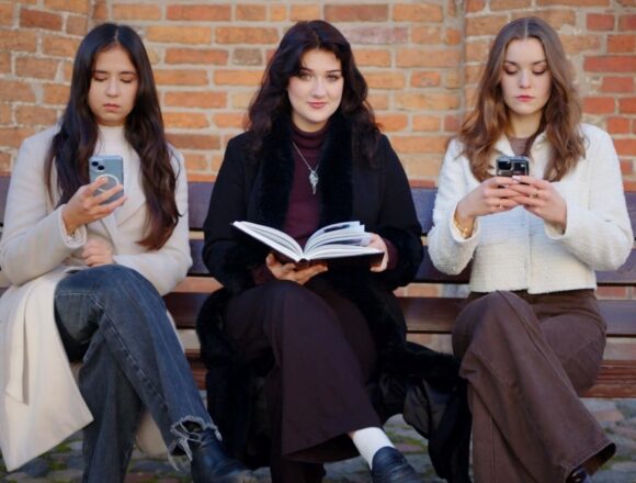 Zaczytani jesienią – sesja zdjęciowa łącząca ludzi i literaturę