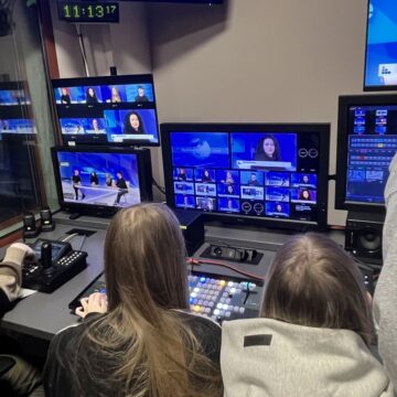 Warsztaty telewizyjne i radiowe w studiu AKSiM – praktyczna edukacja medialna dla młodzieży
