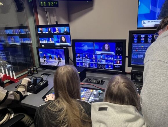 Warsztaty telewizyjne i radiowe w studiu AKSiM – praktyczna edukacja medialna dla młodzieży
