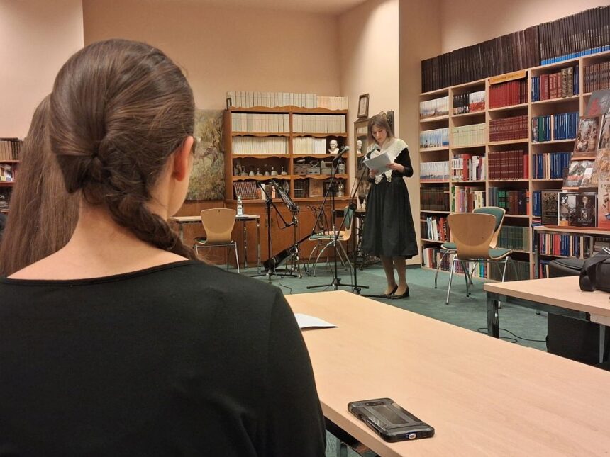 Wieczór patriotyczny fot. K. Paklesa 01 Wieczór pieśni patriotycznych w bibliotece AKSiM