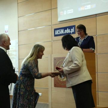 Medal 25-lecia AKSiM dla prof. Hanny Karp