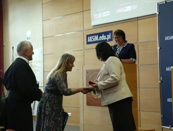 Medal 25-lecia AKSiM dla prof. Hanny Karp