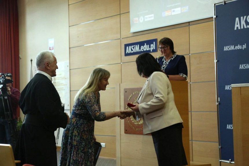 Medal 25-lecia AKSiM dla prof. Hanny Karp