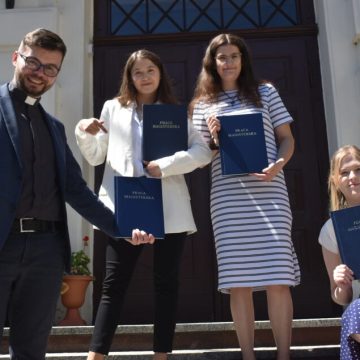 Toruń: obrona prac dyplomowych w AKSiM