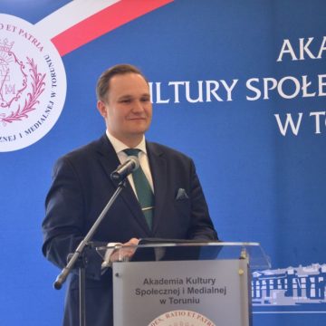 Wystąpienia przed kamerą na studiach podyplomowych z retoryki